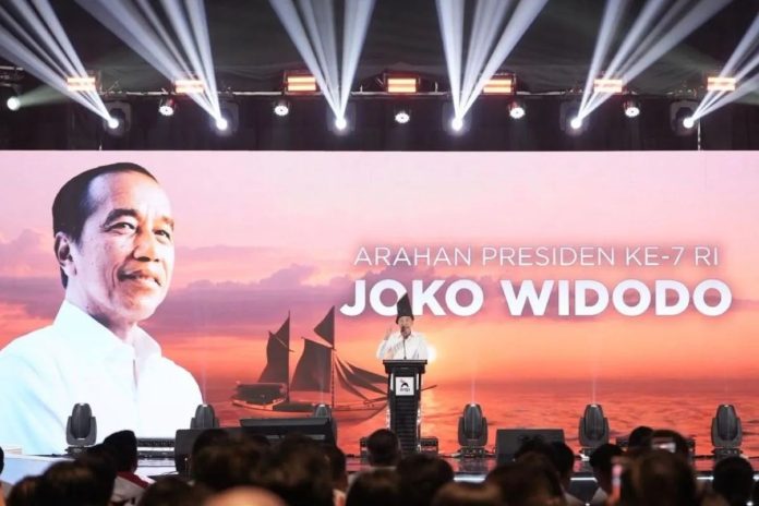 Presiden ke-7 RI, Joko Widodo, memberikan arahan dalam Rapat Kerja Nasional (Rakernas) PSI di Makassar, Sabtu (31/1/2026), sekaligus menegaskan kesiapannya bekerja keras untuk memenangkan partai. (Foto: DOK.PSI)
