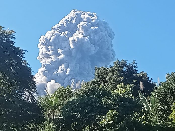 Semburan abu erupsi Gunung Marapi membumbung ke udara, Sabtu (30/5/2026). (FOTO PVMBG)