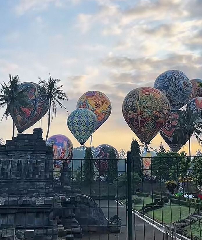 25 Balon udara di terbangkan di sisi utara Candi Ngawen, Kecamatan Muntilan, Kabupaten Magelang, Minggu (31/5/2026)(Sumber : Tangkapan Layar Tiktok @fitriafebriianti)