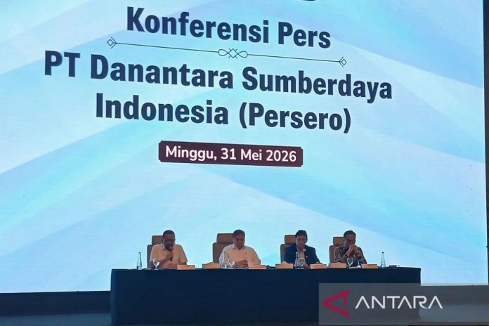 Menko Bidang Perekonomian Airlangga Hartarto saat konferensi pers terkait PT Danantara Sumberdaya Indonesia, Minggu (31/5/2026). (Foto:ANTARA/Uyu Septiyati Liman)