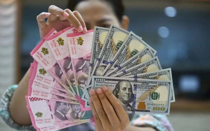 Foto: Mata uang rupiah dan dollar Amerika. Sumber: Istimewa.