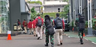 9 Penyidik Kejagung Datangi Kantor BGN Sore Ini, Dadan Hindayana Cs Sudah Berada di Kejagung? Kejaksaan Agung (Kejagung) menggeledah Kantor Badan Gizi Nasional (BGN) di Jalan Kebon Sirih, Menteng, Jakarta Pusat dengan pengawalan TNI. (Istimewa )