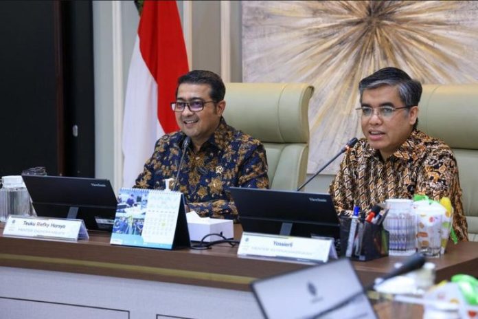 Menaker Yassierli dan Menekraf Teuku Riefky Harsya dalam pertemuan di Kantor Kemnaker, Jakarta, Kamis (4/6/2026).(Dok. Biro Humas Kemnaker)