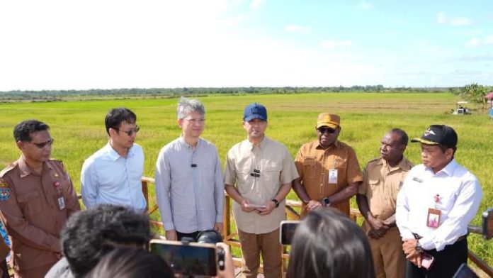 Menteri Transmigrasi M. Iftitah Sulaiman Suryanagara saat kunjungan kerja di Kawasan Transmigrasi Salor, Distrik Kurik, Papua Selatan, Selasa, 2 Juni 2026. Dok. Kementras
