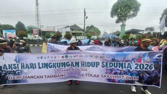 Masyarakat Dairi membentangkan spanduk penolakan izin kelayakan lingkungan PT DPM. Foto: Bakumsu