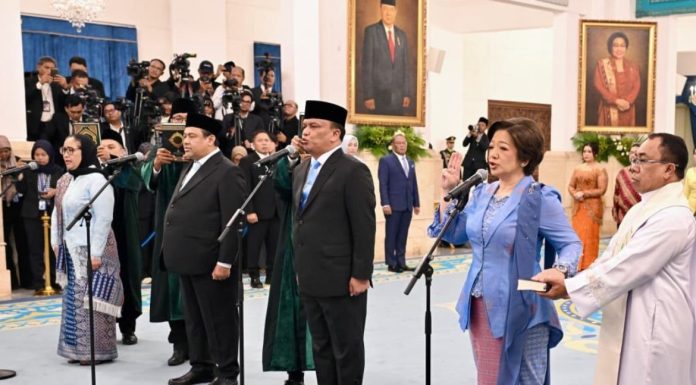 Presiden Prabowo Subianto melantik Nanik S. Deyang sebagai Kepala Badan Gizi Nasional serta Agustina Arumsari dan Trenggono sebagai Wakil Kepala Badan Gizi Nasional. Pelantikan tersebut berlangsung di Istana Negara, Jakarta, pada Senin, 8 Juni 2026. Foto: BPMI Setpres/Cahyo