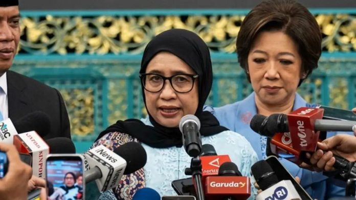 Nanik S. Deyang Kepala BGN baru memberikan keterangan kepada media setelah pelantikan dan pengambilan sumpah jabatan, Senin (8/6). (Sumber: Istimewa).