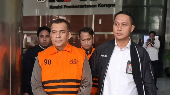 Mantan Wamen Imipas Silmy Karim Kenakan Rompi KPK usai Jadi Tersangka Pemerasan Izin Tinggal WNA (Sumber: Istimewa).