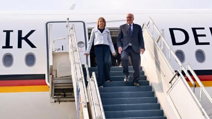 Presiden Republik Federal Jerman Frank-Walter Steinmeier dan Ibu Elke Büdenbender tiba di Pangkalan TNI AU Halim Perdanakusuma, Jakarta dalam rangka kunjungan kenegaraan ke Indonesia pada Senin, 15 Juni 2026. Foto: BPMI Setpres/Rusman