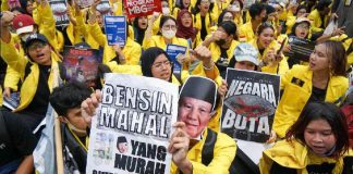 BEM UI Tak Ikut Demo Mahasiswa di DPR dan Monas Hari Ini, Apa Alasannya? Ilustrasi- Massa mahasiswa UI menggelar aksi \"Menuju Indonesia Bangkrut\", Jumat (12/6/2026). (Foto: Tempo/Ilham Balindra)