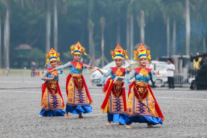Penampilan tarian daerah mengawali pelaksanaan upacara peringatan HUT ke-499 DKI Jakarta (Foto: Istimewa Berita Jakarta)