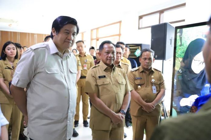 Ilustrasi - Menteri Perumahan dan Kawasan Permukiman (PKP) Maruarar Sirait (sebelah kiri) dan Menteri Dalam Negeri (Mendagri) Muhammad Tito Karnavian (tengah) (Foto: Dok. Pemkot Tangerang)