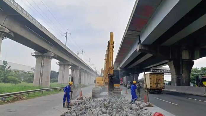 ILUSTRASI PERBAIKAN JALAN - Petugas tengah melakukan perbaikan jalan di ruas Jalan Tol Jakarta-Cikampek