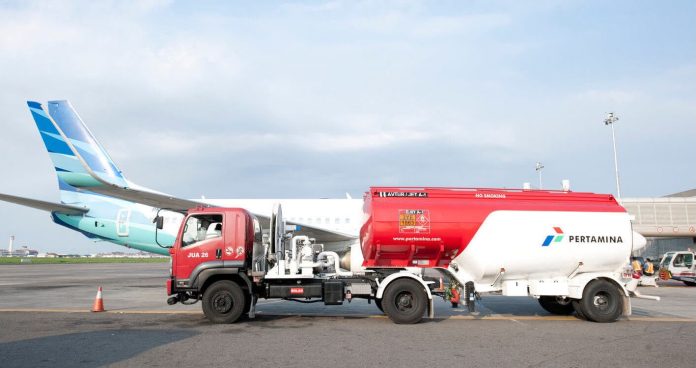 Truk tangki Pertamina saat mengisi avtur untuk pesawat Garuda Indonesia (Foto: Dok. Pertamina)