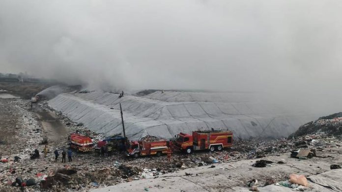 Kebakaran hebat melanda Tempat Pemrosesan Akhir (TPA) Jatiwaringin, Kecamatan Mauk, Kabupaten Tangerang, Banten, pada Selasa, 30 Juni 2026. (Foto: Istimewa)