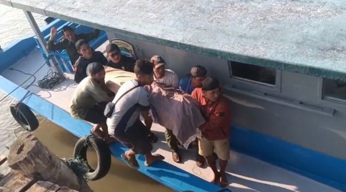 EVAKUASI. Jenazah korban yang meninggal dunia diterkam buaya di perairan laut kawasan TNUK tepatnya di Dermaga Pulau Peucang, Kecamatan Sumur, Kabupaten Pandeglang, Banten pada Senin (29/6), sedang dievakuasi ke daratan untuk dibawa ke rumah duka. (ISTIMEWA)