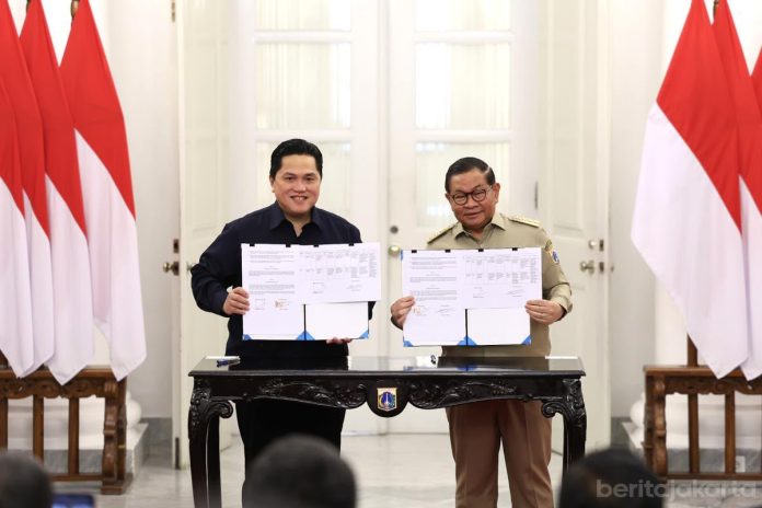 Menteri Pemuda dan Olahraga Erick Thohir (kiri) bersama Gubernur DKI Jakarta Pramono Anung (kanan) melakukan penandatanganan nota kesepahaman atau MoU tentang penyelenggaraan program Wirasena Youth Camp dan Indonesia Youth Summit tahun 2026 di Jakarta, Senin (13/7/2026). (Foto: Istimewa/Berita Jakarta)