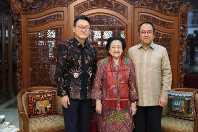 Presiden Ke-5 RI yang juga Ketua Umum DPP PDI Perjuangan (PDIP) Megawati Soekarnoputri (tengah) dan Ketua DPP PDIP, M.Prananda Prabowo (kanan) berfoto bersama Duta Besar Korea Selatan untuk Indonesia Yoon Soon-gu di kediaman Megawati di Menteng, Jakarta Pusat, Senin (13/7/2026). ANTARA/HO-PDIP