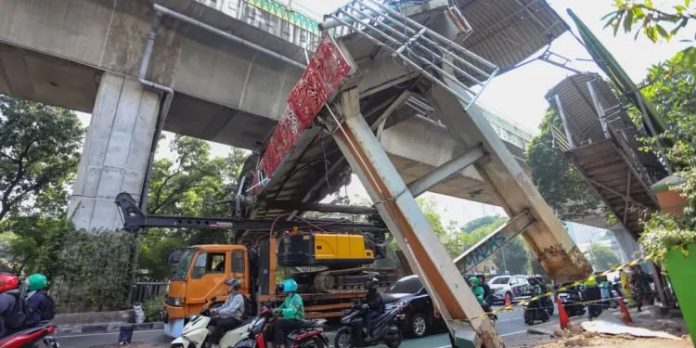 Truk menabrak JPO di Jalan Tendean Jakarta, Selasa (14/7/2026) | Foto: Istimewa