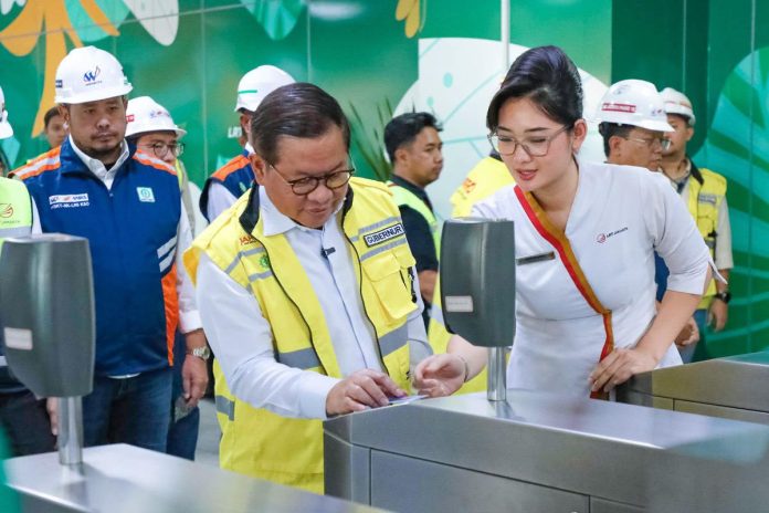 Gubernur DKI Jakarta Pramono Anung meninjau pembangunan LRT Jakarta Fase 1B rute Velodrome-Manggarai bersama jajaran Jakpro, LRT Jakarta, dan Waskita Karya di Jakarta, Selasa (14/7/2026). (Foto: Dok. Waskita Karya)