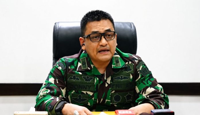 Kepala Dinas Penerangan TNI AD (Kadispenad), Brigjen TNI Donny Pramono, dalam konferensi pers pada Kamis, (16/7/2026). (Foto: Istimewa)
