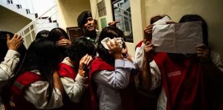 19 Terdakwa Sindikat Penjual Bayi ke Singapura Divonis 3 hingga 7 Tahun Penjara Ilustrasi- Para terdakwa dalam kasus perdagangan bayi sedang digiring keluar dari sel tahanan di Pengadilan Negeri Bandung, Jawa Barat, pada 7 April 2026. (Foto: CNA/Wisnu Agung Prasetyo)