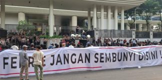 Demo di Kejagung Memanas, Massa Bakar Ban dan Blokade Jalan Desak Penahanan Febrie Adriansyah Massa yang tergabung dalam Jaringan Intelektual Hukum Nasional menggelar aksi unjuk rasa di depan Gedung Utama Kejaksaan Agung (Kejagung), Jalan Panglima Polim, Kebayoran Baru, Jakarta Selatan pada Rabu 22 Juli 2026. (Foto: RMOL/Bonfilio)