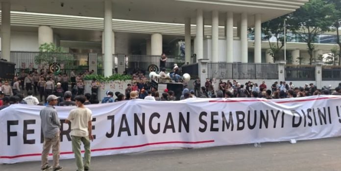 Massa yang tergabung dalam Jaringan Intelektual Hukum Nasional menggelar aksi unjuk rasa di depan Gedung Utama Kejaksaan Agung (Kejagung), Jalan Panglima Polim, Kebayoran Baru, Jakarta Selatan pada Rabu 22 Juli 2026. (Foto: RMOL/Bonfilio)