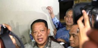Eks Jampidsus Febrie Adriansyah Resmi Ditahan Kejagung Tanpa Rompi Tahanan, Klaim Jadi Korban Kriminalisasi Foto: Mantan Jaksa Agung Muda Tindak Pidana Khusus (Jampidsus) Febrie Adriansyah resmi ditahan Kejaksaan Agung usai menjalani pemeriksaan di Gedung Kejaksaan Agung, Jakarta, Jumat (24/7/2026). (Foto: Istimewa )