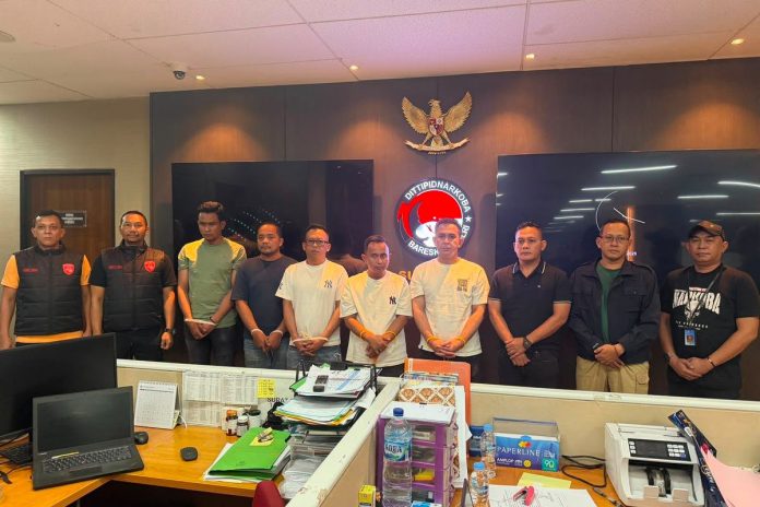 Direktorat Tindak Pidana Narkoba (Dittipidnarkoba) Bareskrim Polri melimpahkan enam anggota Polres Tangsel yang ditangkap terkait kasus peredaran gelap narkotika. (Dok. Direktorat Tindak Pidana Narkoba (Dittipidnarkoba) Bareskrim Polri )