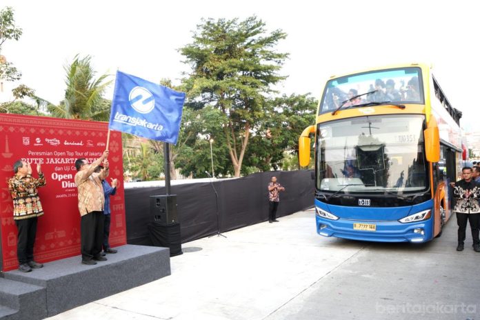 Transjakarta luncurkan rute Open Top Tour Jakarta Batavia, ajak wisatawan jelajahi sejarah Jakarta dari Sarinah ke Kota Tua dengan bus atap terbuka. (Foto: Andri Widiyanto - Beritajakarta.id)