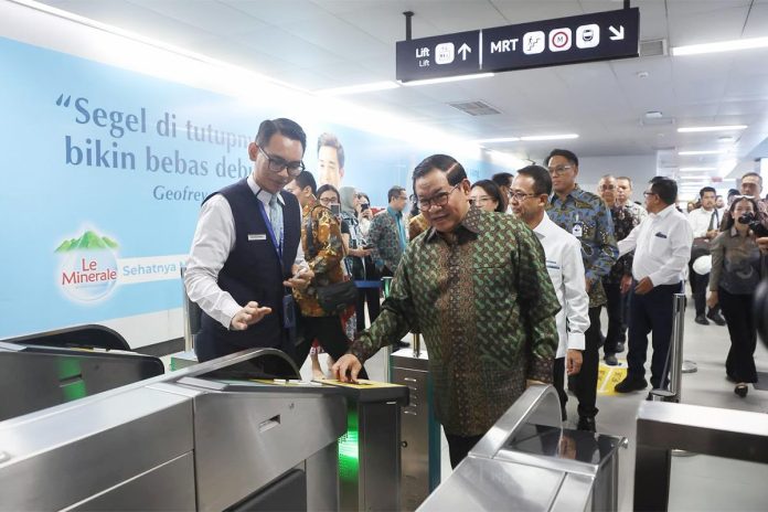 Foto: Gubernur Pramono saat coba tap in dan out MRT menggunakan kartu kredit (Foto: Istimewa/Beritajakarta.id)