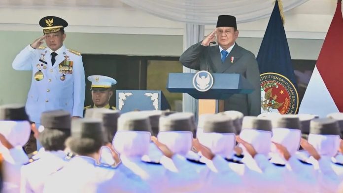 Presiden Prabowo Subianto memimpin Upacara Pelantikan Pamong Praja Muda (PPM) Angkatan XXXIII Institut Pemerintahan Dalam Negeri (IPDN) Tahun 2026. (Foto: BPMI Setpres).