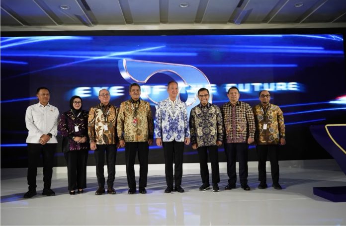 Menteri Perindustrian Agus Gumiwang Kartasasmita mengunjungi salah satu booth pameran kendaraan saat pembukaan Gaikindo Indonesia International Auto Show (GIIAS) 2026 di ICE BSD, Tangerang, Banten, Kamis (30/7/2026). (Foto: Dok. Istimewa GAIKINDO)