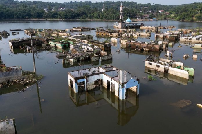 Foto udara sisa puing-puing bangunan rumah yang kembali muncul di kawasan Bendungan Karian yang mengering di Kampung Somang, Lebak, Banten, Jumat (24/7/2026). Menurut warga setempat, dalam sepekan terakhir sebagian kawasan permukiman yang sebelumnya tenggelam oleh air Bendungan Karian tersebut kini kembali muncul ke permukaan akibat debit air bendungan yang mulai menyusut saat musim kemarau. (FOTO: ANTARA/Muhammad Bagus Khoirunas)