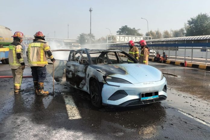 Kebakaran BYD Seal di Tol Jakarta-Cikampek masih diselidiki. Polisi mengungkap detik-detik sebelum api melalap kendaraan.(Dok. PJR Tol Cikampek)