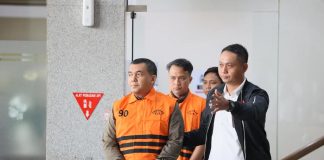 KPK Geledah Imigrasi Jaksel dan Jakpus, Dalami Dugaan Pemerasan Izin Tinggal WNA yang Menjerat Eks Wamen Imipas Silmy Karim Ilustrasi- Eks Wamen Imipas Silmy Karim yang menjadi tersangka kasus dugaan pemerasan terkait izin tinggal WNA saat akan memasuki mobil tahanan di Gedung Merah Putih, KPK, Jakarta, Kamis (4/6/2026). (Foto: Dok. KPK).