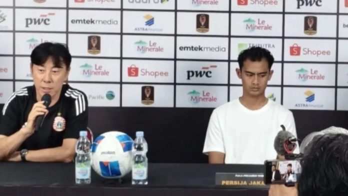 Pelatih Kepala Persija Jakarta Shin Tae-yong (kiri) bersama bek kiri Persija Pratama Arhan memberikan keterangan pers setelah kalah 1-2 melawan Persib Bandung pada semifinal Piala Presiden 2026.(ANTARA/Dewa Ketut Sudiarta Wiguna)