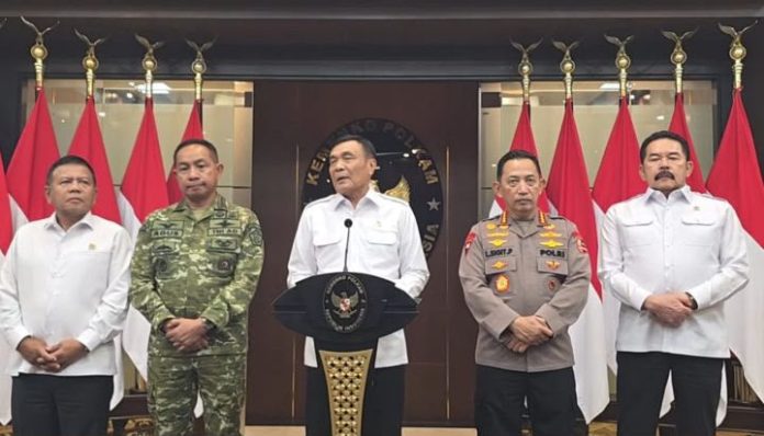 Menteri Koordinator Bidang Politik dan Keamanan (Menko Polkam) Jenderal TNI (Purn) Djamari Chaniago mengumpulkan petinggi lembaga penegak hukum, pertahanan dan intelijen di kantornya pada Rabu (5/8/2028). (Foto: Tangkapan Layar YouTube Kemenko Polkam)