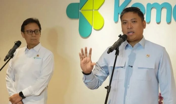 Kepala BGN Sudaryono (kanan), Menteri Kesehatan Budi Gunadi Sadikin (kiri) usai pertemuan bersama para ahli gizi membahas keamanan pangan Program Makan Bergizi Gratis (MBG) di Jakarta, Rabu (5/8/2026) malam. (Foto: ANTARA/HO-BGN)
