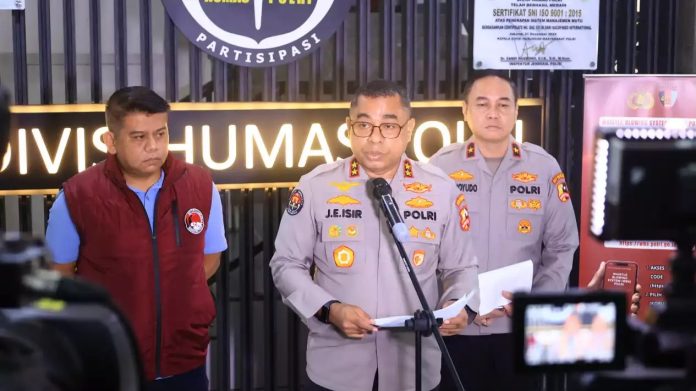 Kadiv Humas Polri Irjen Johnny Edison Isir (tengah) (Foto: Dok. Polri)