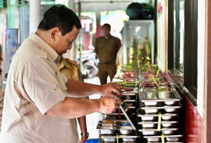 Ilustrasi - Presiden Prabowo saat meninjau menu MBG untuk para siswa. (Foto: BPMI Setpres/Cahyo)