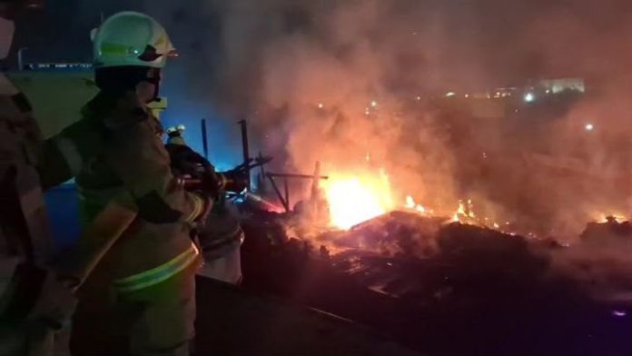 Sebanyak tiga unit kapal tradisional terbakar saat sedang bersandar di Dermaga Muara Baru, Penjaringan, Jakarta Utara, pada Kamis malam, 13 Agustus 2026. Foto: Damkar DKI Jakarta.
