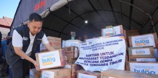 Pemerintah Siapkan Anggaran Rp1,2 Triliun untuk Cadangan Pangan Bencana 2026 Proses penyaluran pangan ke masyarakat terdampak gempa di Flores, NTT. (Foto: Istimewa)