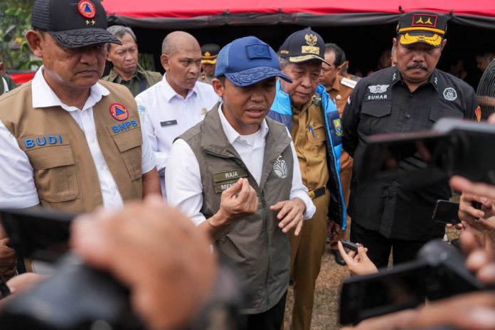 Menhut Raja Juli Antoni saat mengecek karhutla di Jambi, Selasa (25/8/2026). (Dok. Kemenhut)