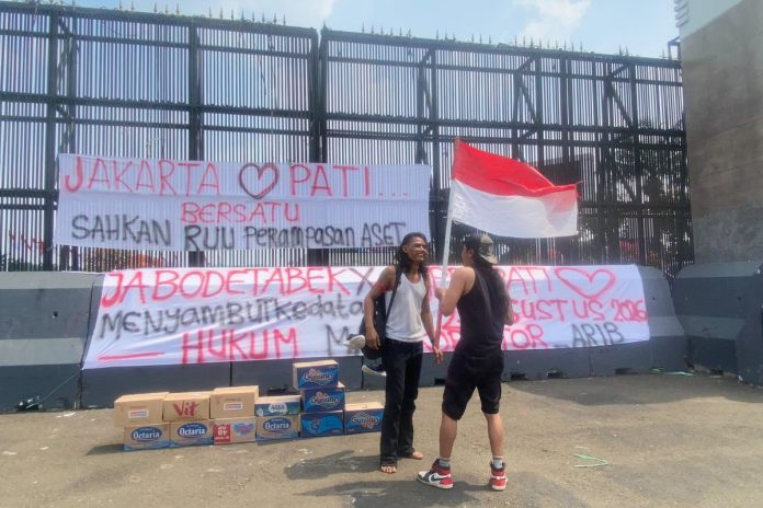 Ilustrasi- Persiapan demo warga Pati yang tutut pengesahan UU Perampasan Aset di depan Gedung DPR/MPR RI. (Foto: KOMPAS.com/HANIFAH SALSABILA)