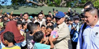 Tiba di NTT, Prabowo Langsung Pimpin Rapat Gempa dan Gelontorkan Bantuan Rp200 Miliar hingga Cek Pengungsi di Nagekeo Presiden Prabowo Subianto meninjau posko pengungsian di Lapangan Berdikari, Kabupaten Nagekeo, Provinsi Nusa Tenggara Timur (NTT), pada Rabu, 26 Agustus 2026. (Foto: BPMI Setpres/Laily Rachev)