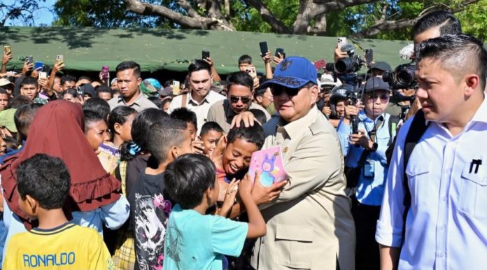 Presiden Prabowo Subianto meninjau posko pengungsian di Lapangan Berdikari, Kabupaten Nagekeo, Provinsi Nusa Tenggara Timur (NTT), pada Rabu, 26 Agustus 2026. (Foto: BPMI Setpres/Laily Rachev)