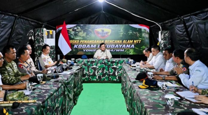 Presiden Prabowo Subianto memimpin rapat penanganan bencana gempa bumi di Posko Penanganan Gempa Bumi di Bataliyon Yonif TP 834/WM, Kabupaten Nagekeo, Provinsi Nusa Tenggara Timur (NTT), pada Rabu, 26 Agustus 2026 (Foto: BPMI Setpres/Laily Rachev)