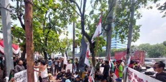 Ada Demo di DPR Hari Ini 27 Agustus 2026, Ini Daftar Pengalihan Lalu Lintas Situasional dan Jalur Alternatif Ilustrasi- Massa menyiapkan atribut aksi di depan Gedung DPR Jakarta pada Rabu (26/7/2026). (Foto: ANTARA/Adimas Raditya)